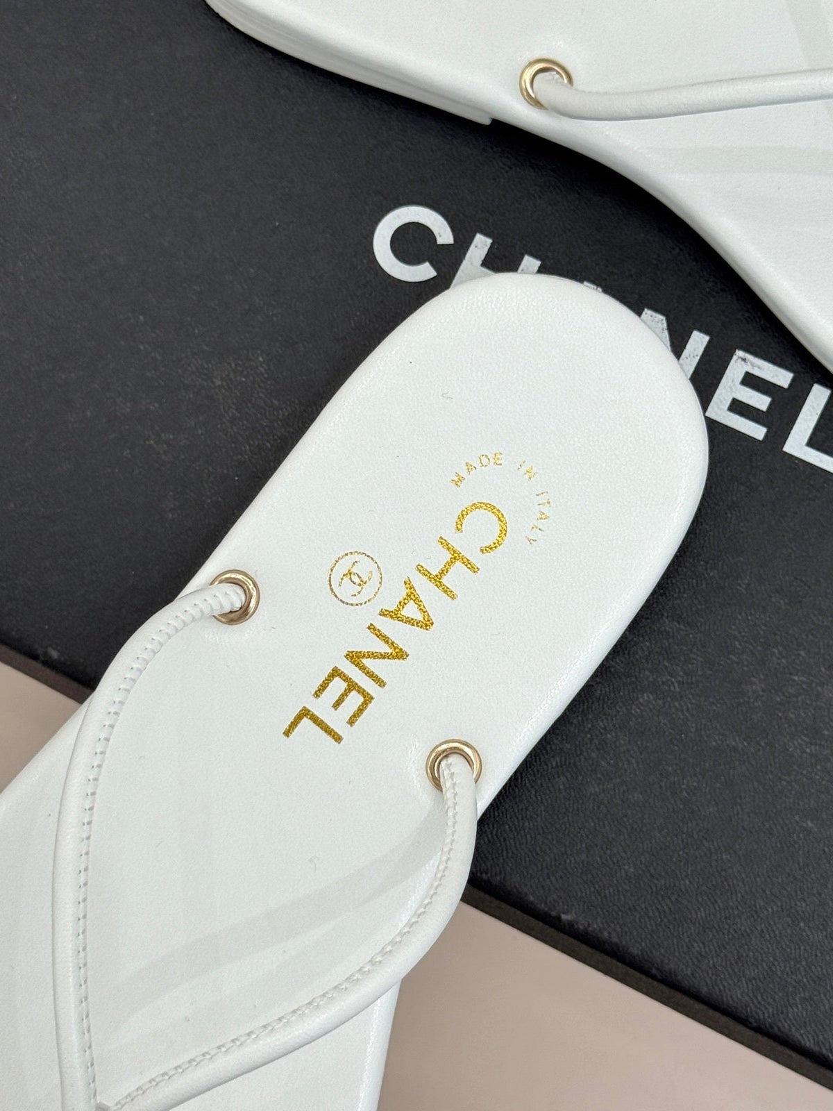 WHITE MINIMAL THONG SANDALS