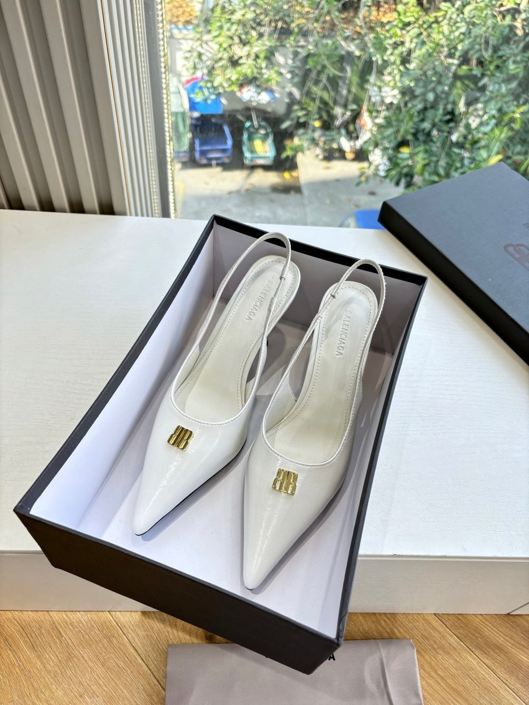 ELEGANT WHITE POINTED-TOE SLINGBACK HEELS