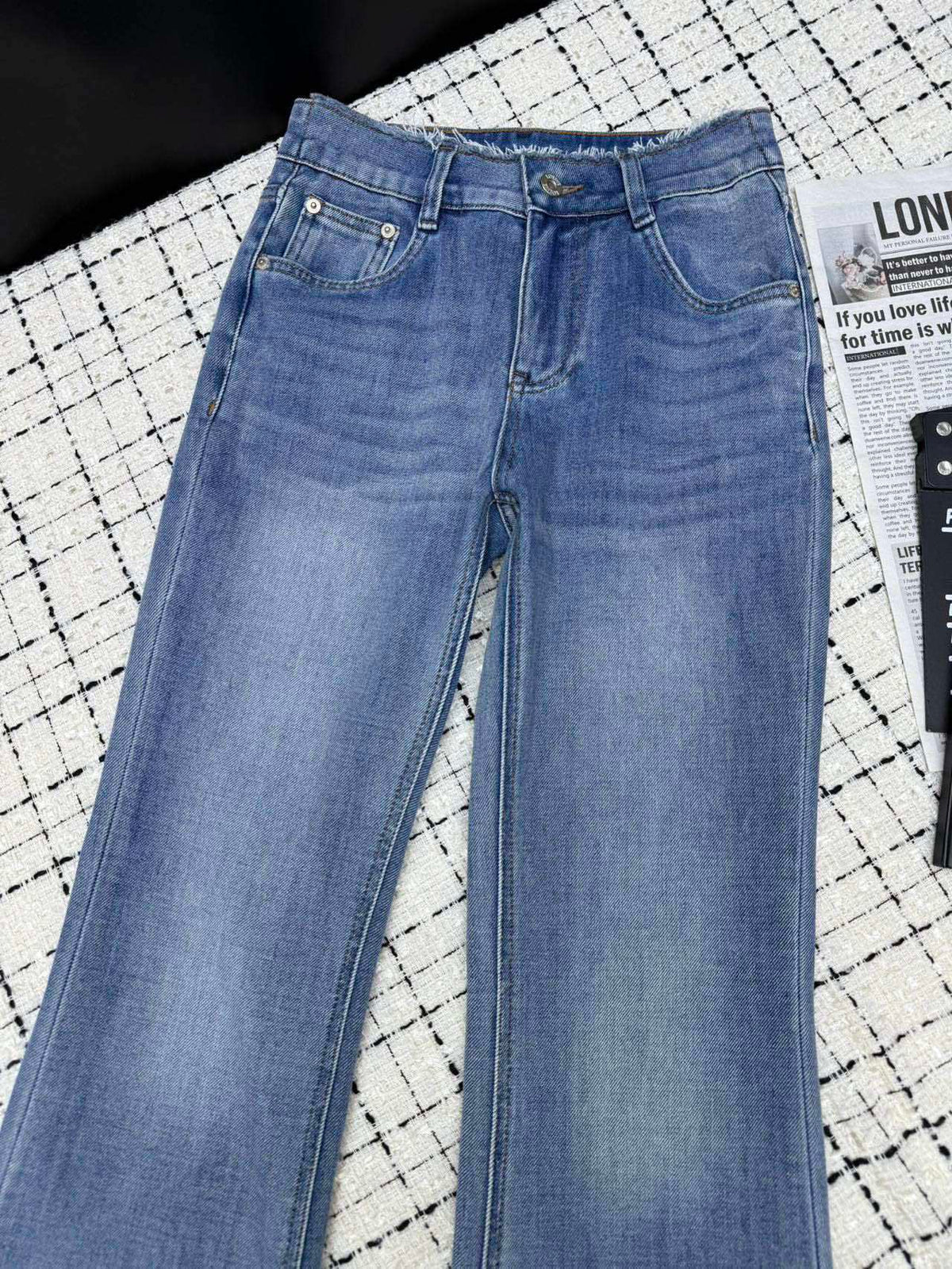 CLASSIC HIGH-RISE FLARED DENIM JEANS