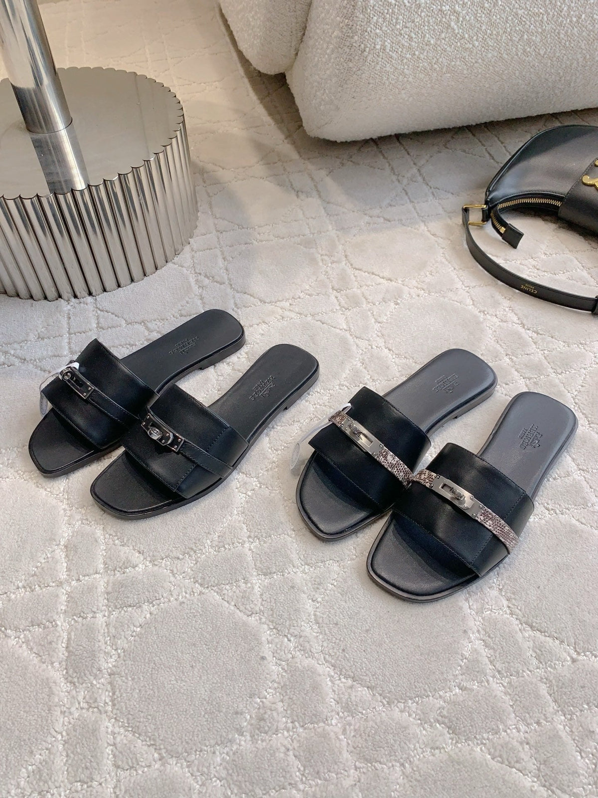BLACK FLAT SLIDES WITH MINIMALIST STRAP DETAIL