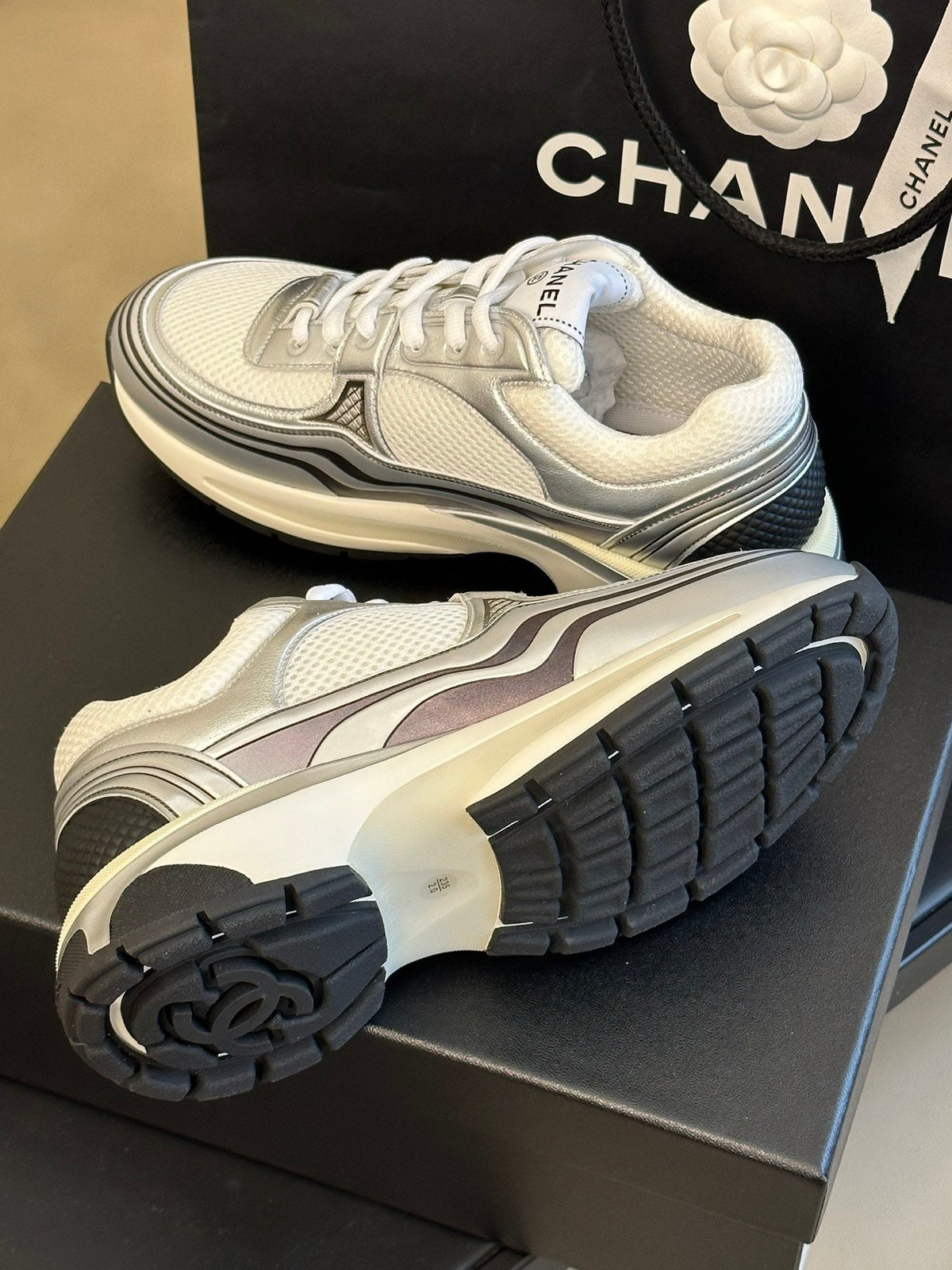 LOGO DETAIL CHUNKY RUNNER SNEAKERS