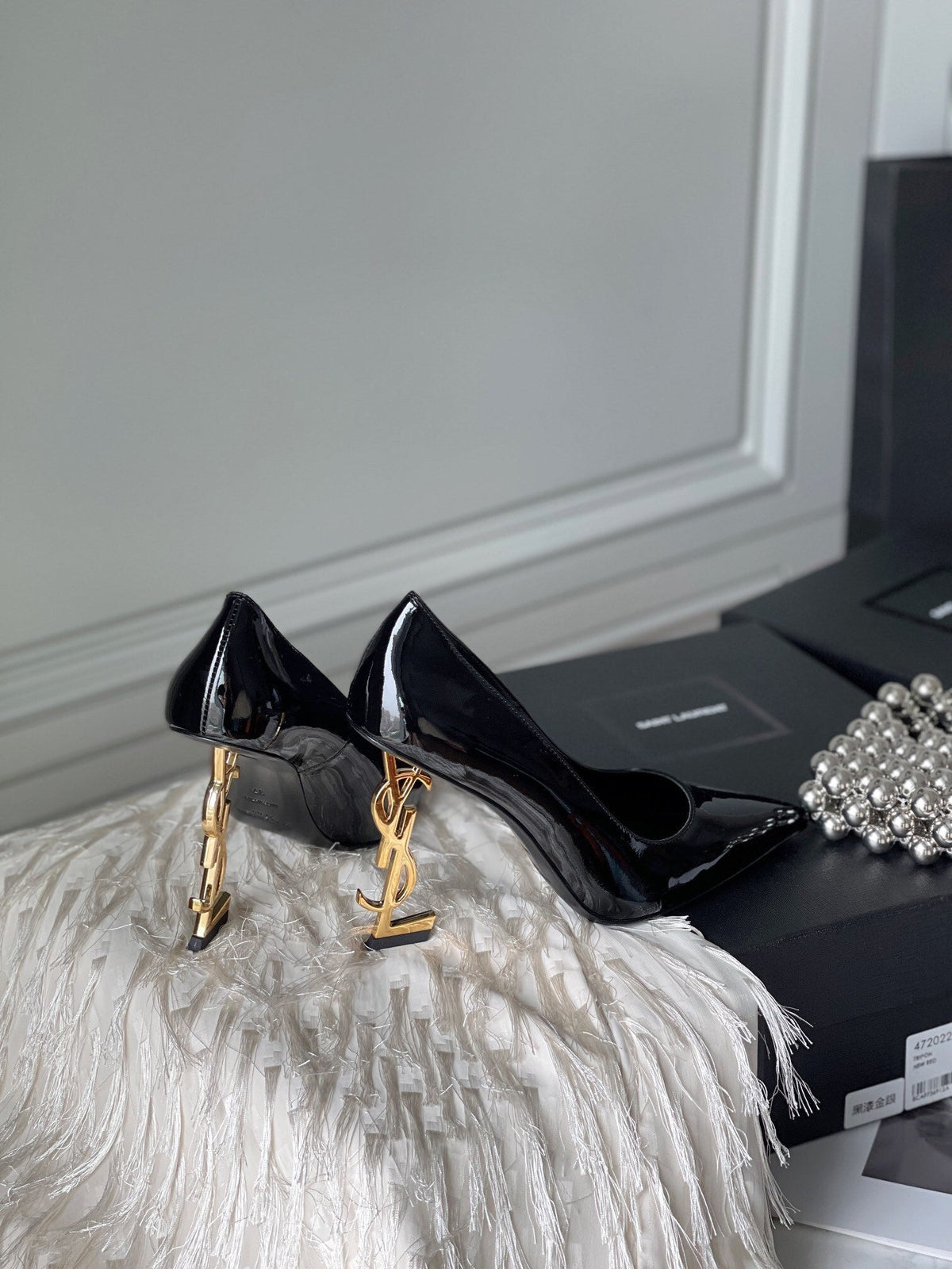 PATENT LEATHER POINTED-TOE LOGO HEEL PUMPS