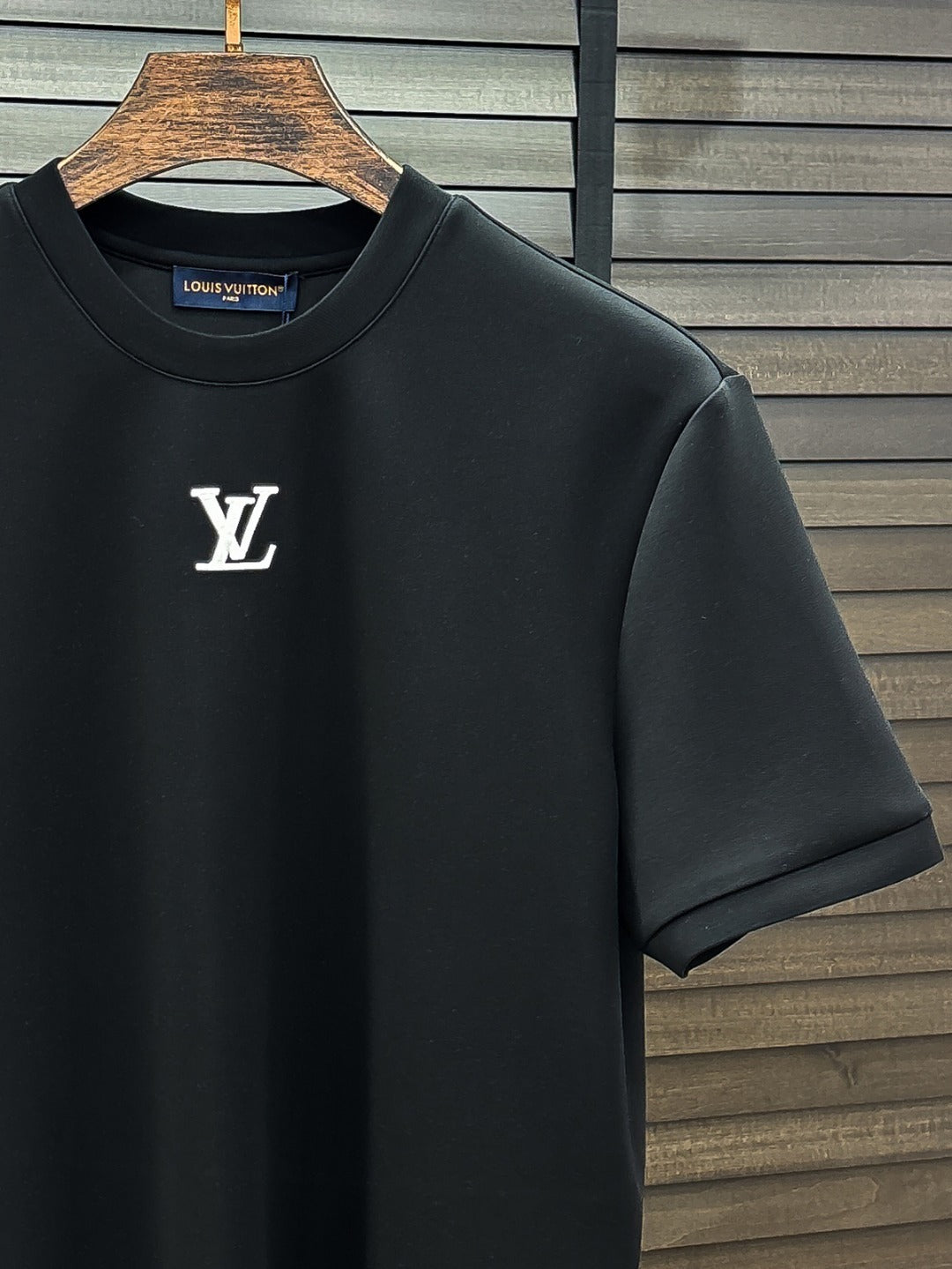 MINIMAL EMBROIDERED SHORT SLEEVE T-SHIRT
