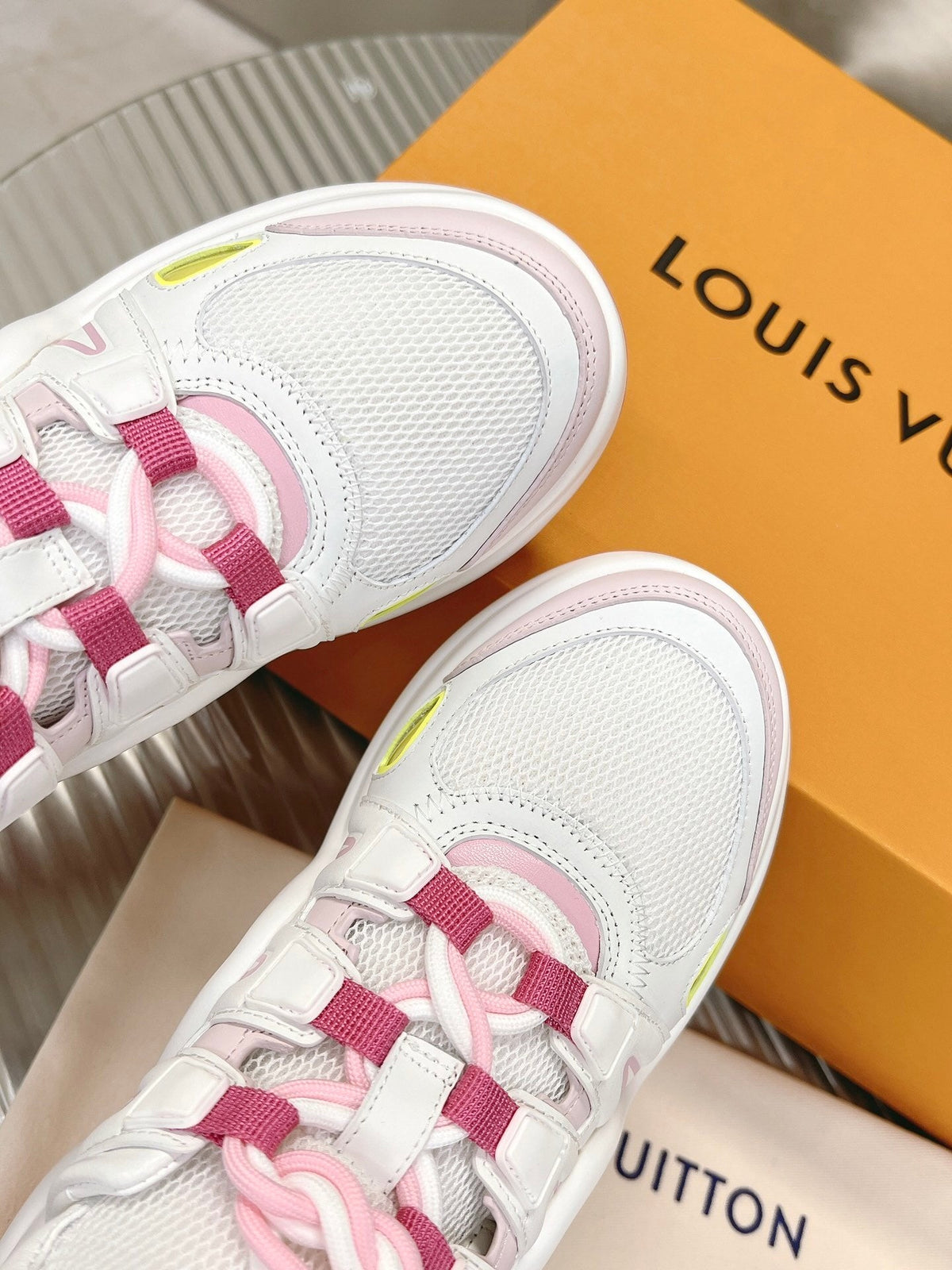 WHITE PINK SPORT SNEAKERS