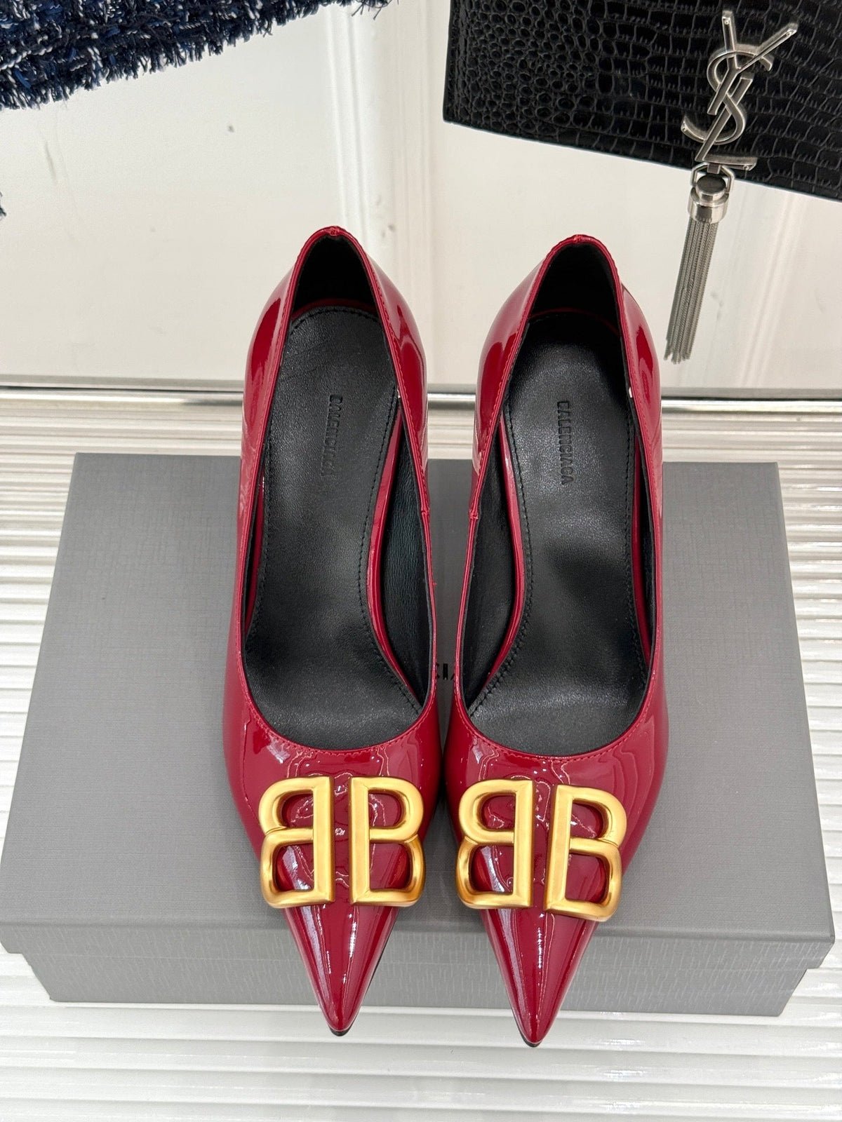 RED PATENT LEATHER POINTED HEELS
