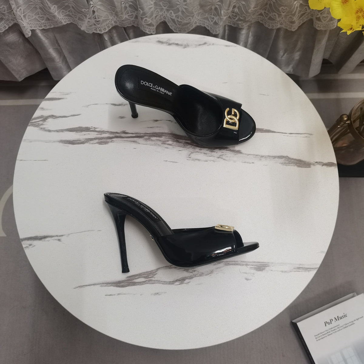 BLACK PATENT MULE HEEL SANDALS WITH GOLD LOGO DETAIL