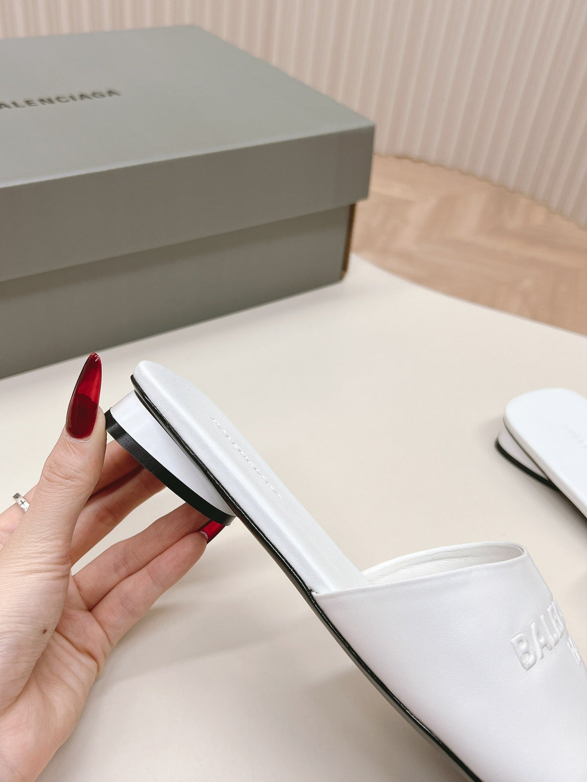 WHITE MINIMAL FLAT MULES