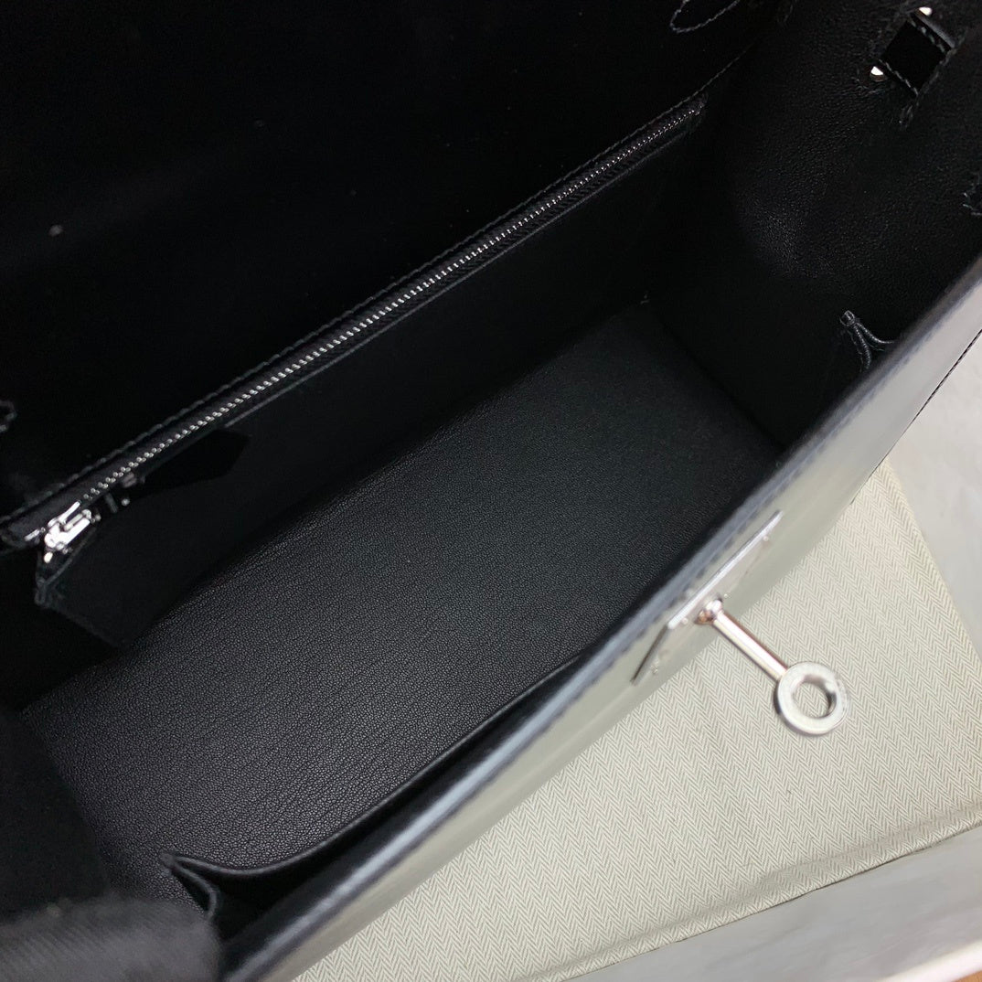 BLACK LEATHER HANDBAG