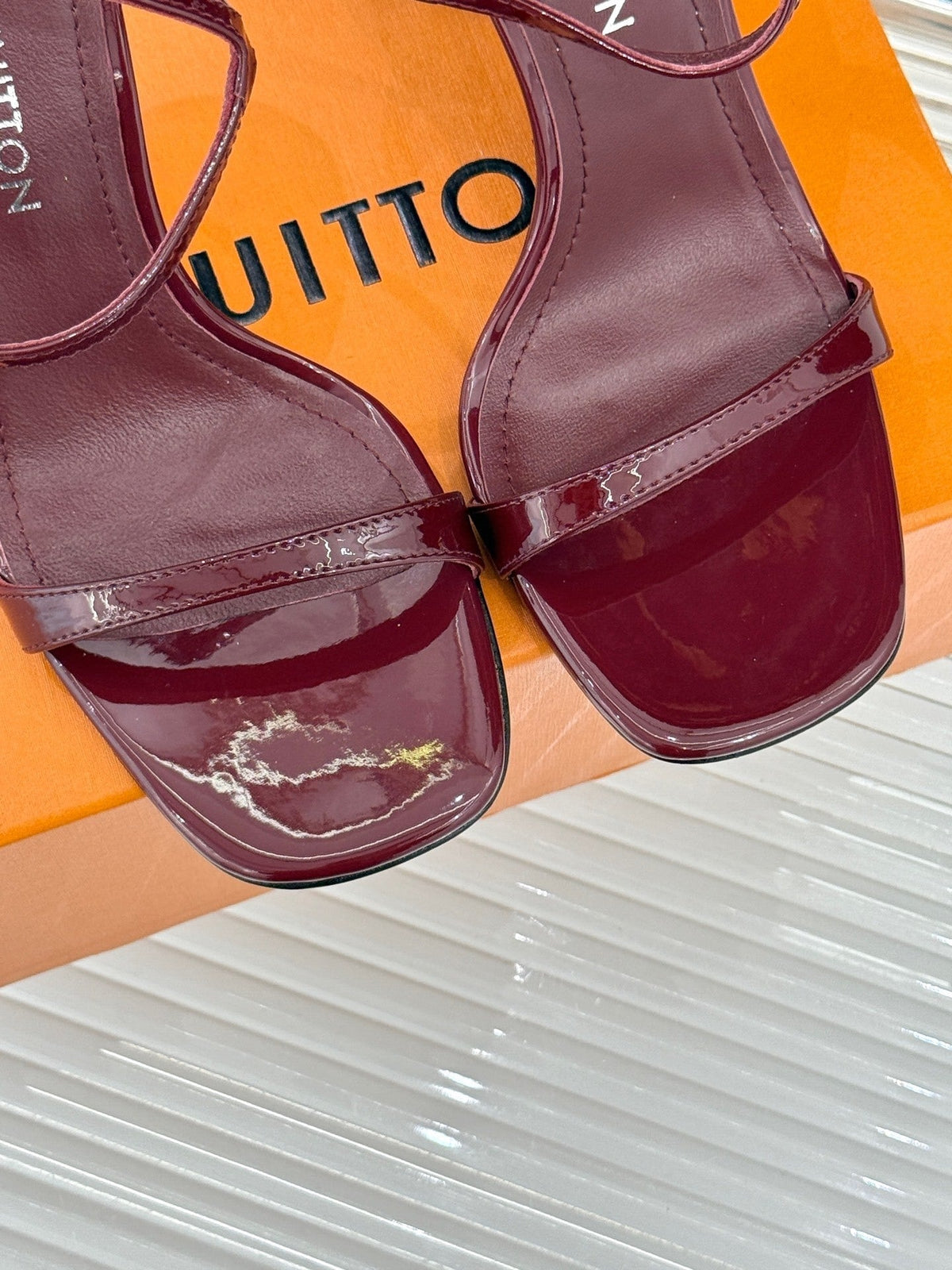 BURGUNDY PATENT LEATHER LOGO STRAP HEEL SANDALS