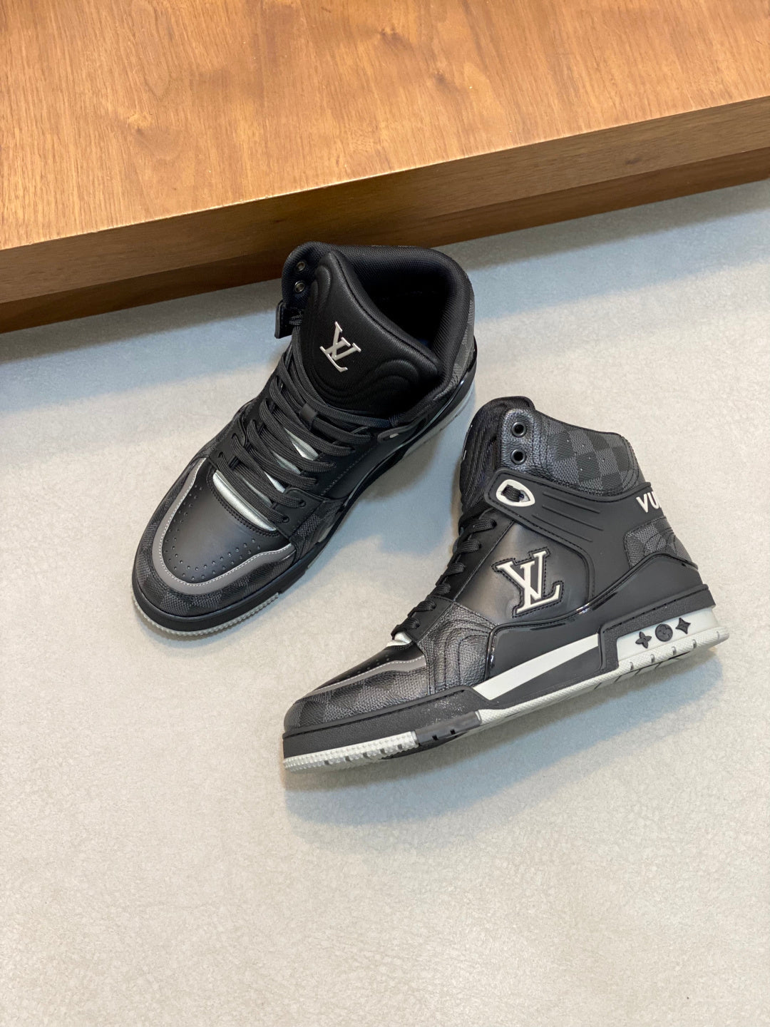PREMIUM BLACK SNEAKERS