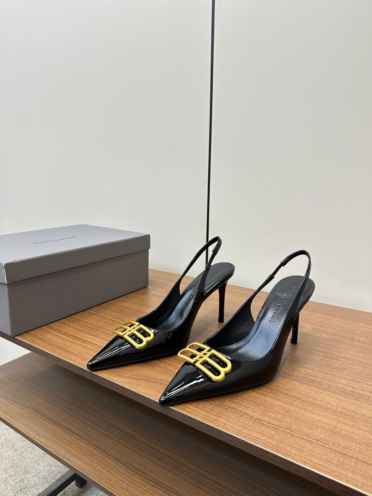 BLACK PATENT SLINGBACK POINTED HEELS