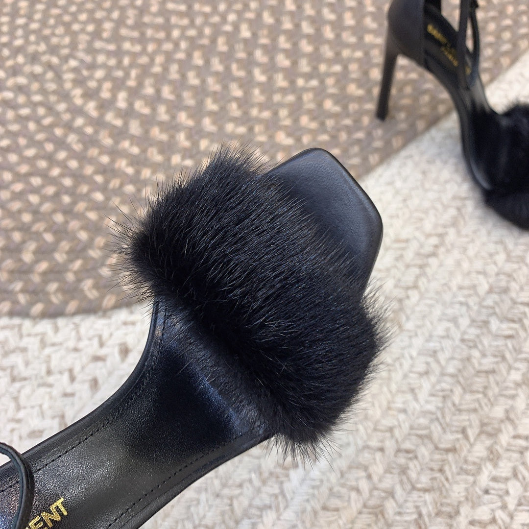 BLACK HIGH HEEL SANDALS WITH FUR DETAIL
