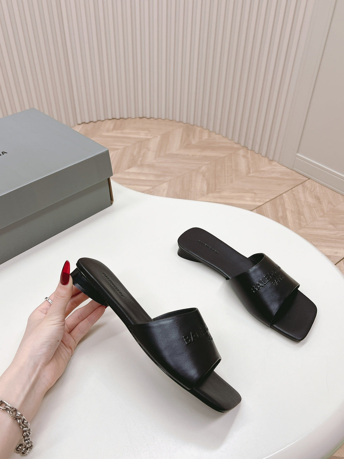 BLACK MINIMAL FLAT MULES