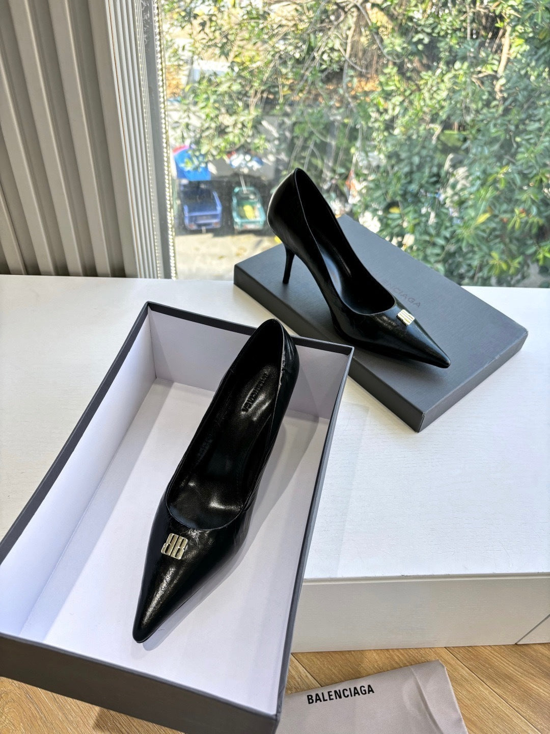 CLASSIC BLACK POINTED-TOE HIGH HEEL PUMPS