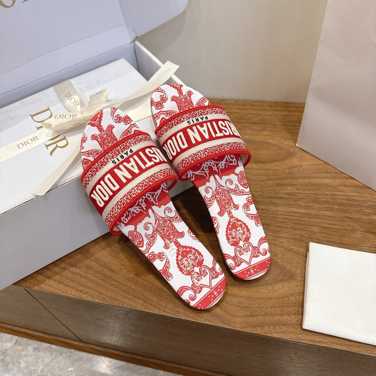 RED TOILE PRINT LOGO SLIDE SANDALS