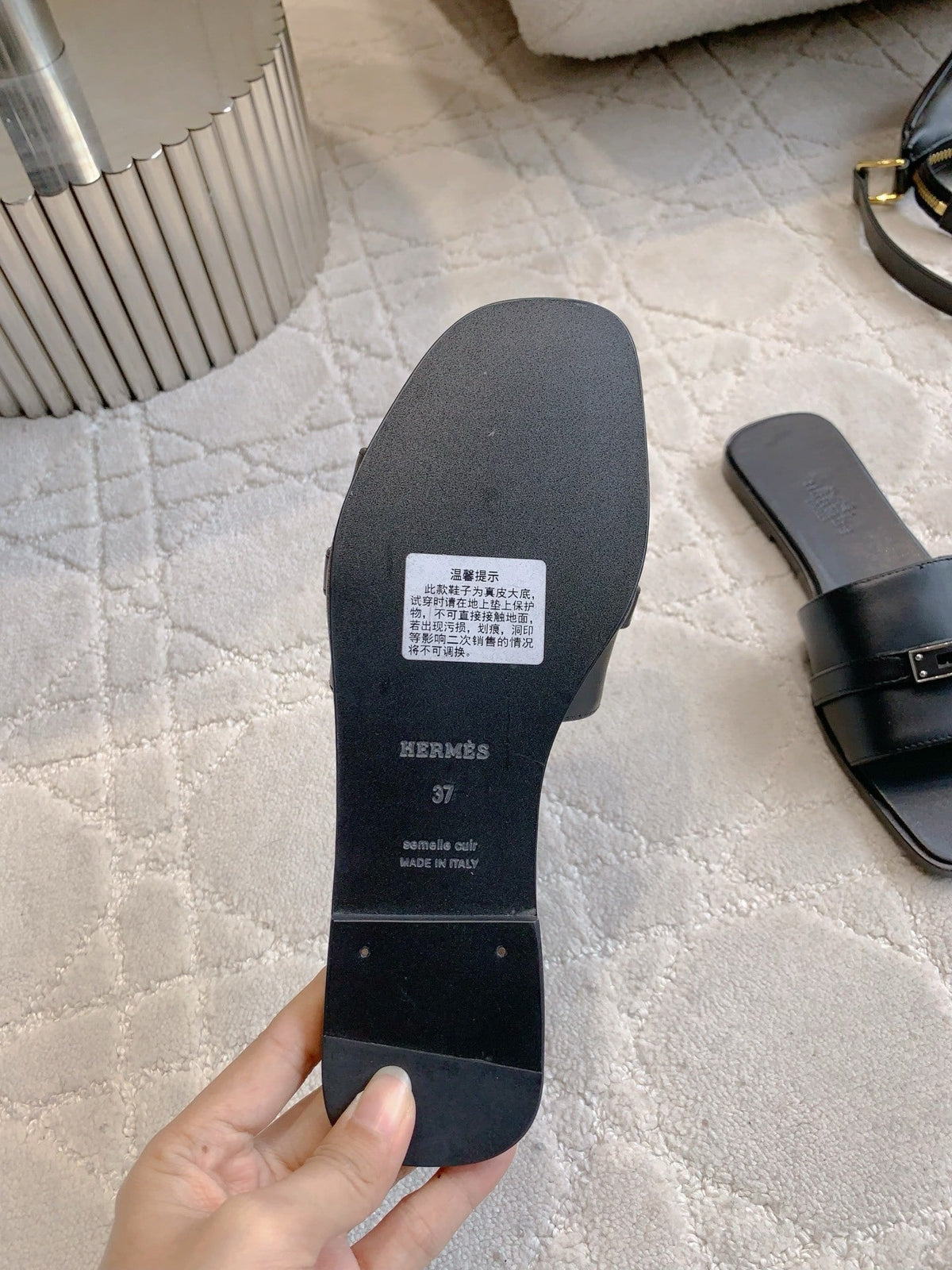 BLACK FLAT SLIDES WITH MINIMALIST STRAP DETAIL