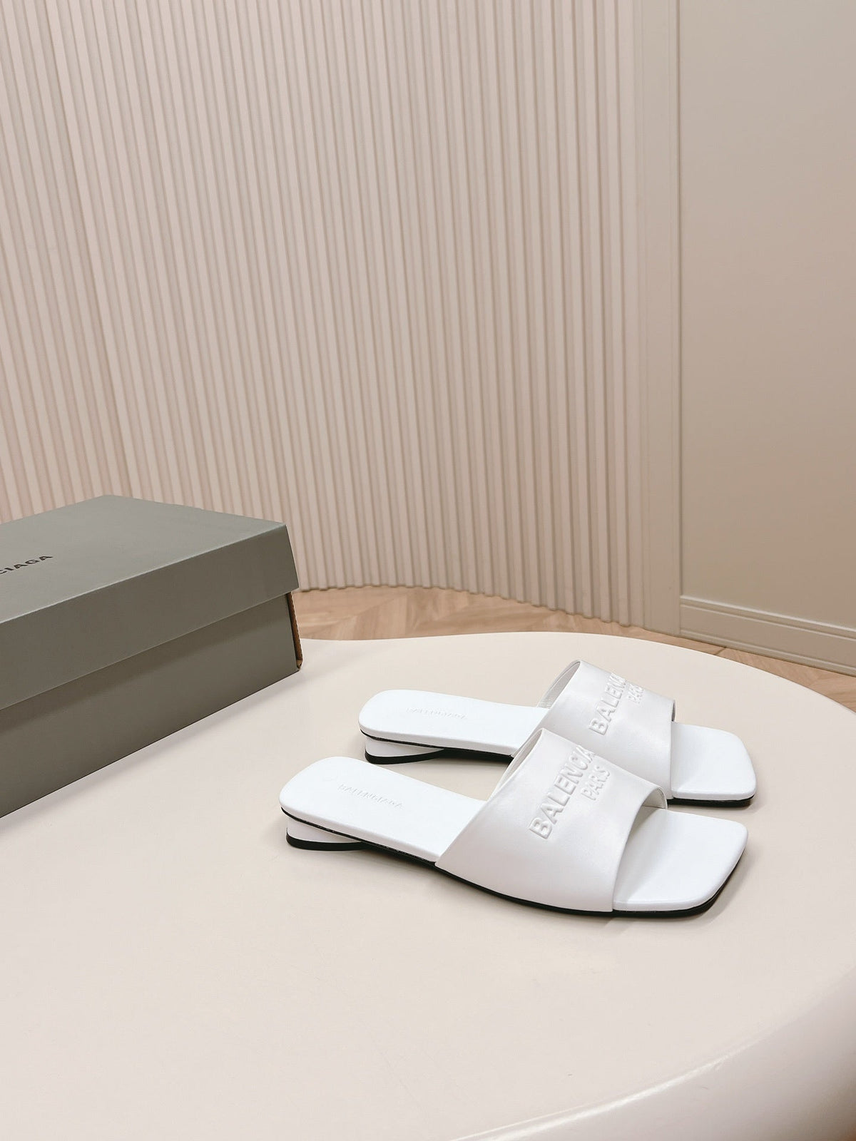 WHITE MINIMAL FLAT MULES