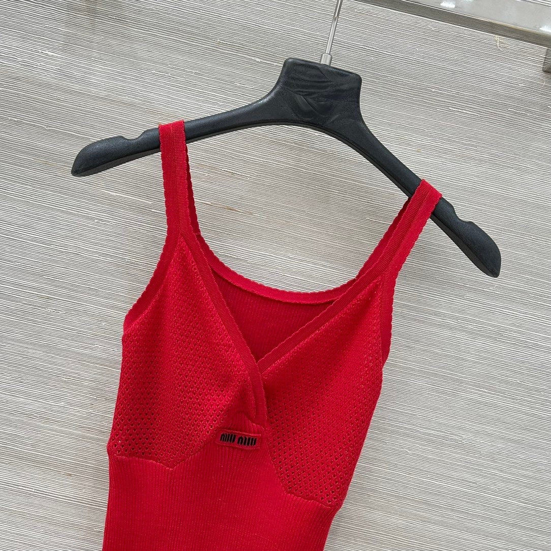 RIBBED KNIT V-NECK CAMI TOP