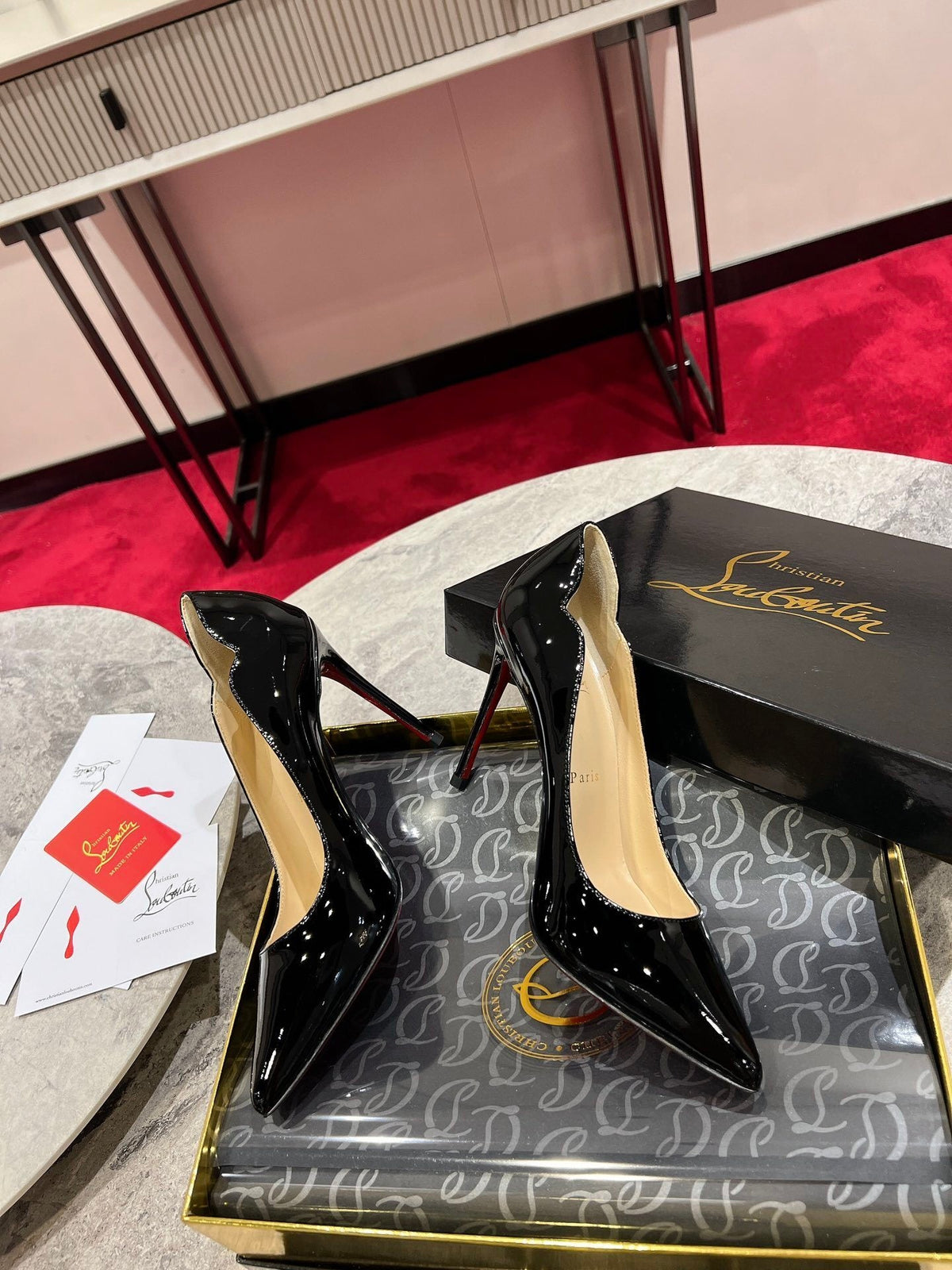 BLACK PATENT SCALLOPED POINTED PUMPS