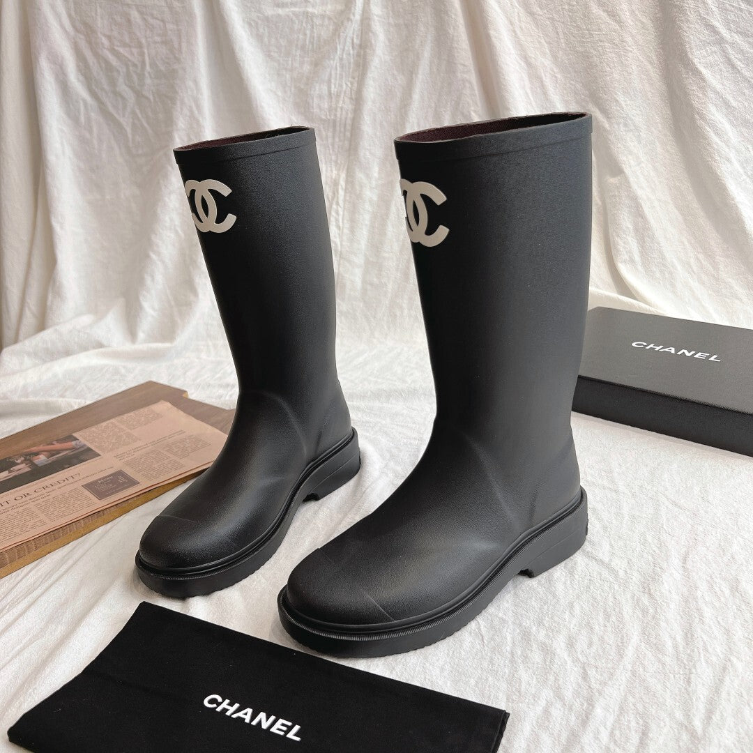 CLASSIC BLACK BOOTS