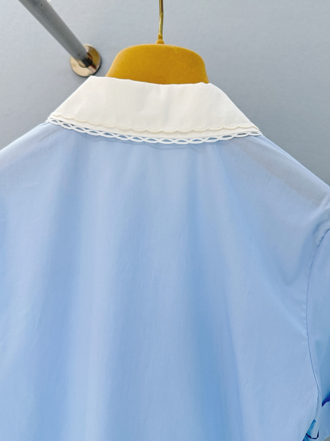 SCALLOPED COLLAR BUTTON SHIRT