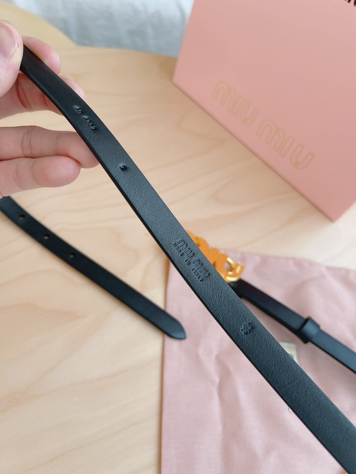 BLACK LEATHER BELT WITH GOLD-TONE LOGO BUCKLE