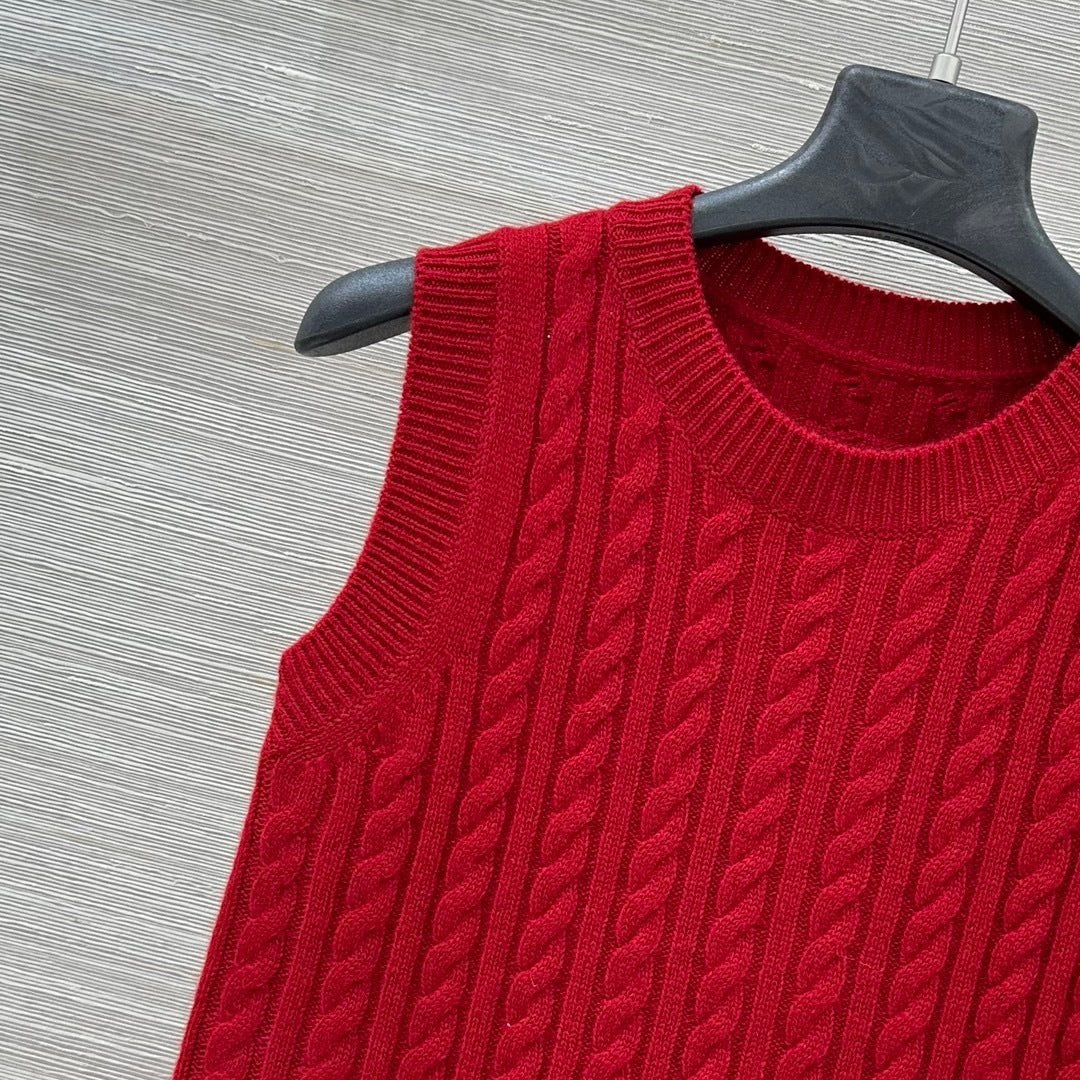 CABLE KNIT SLEEVELESS SWEATER