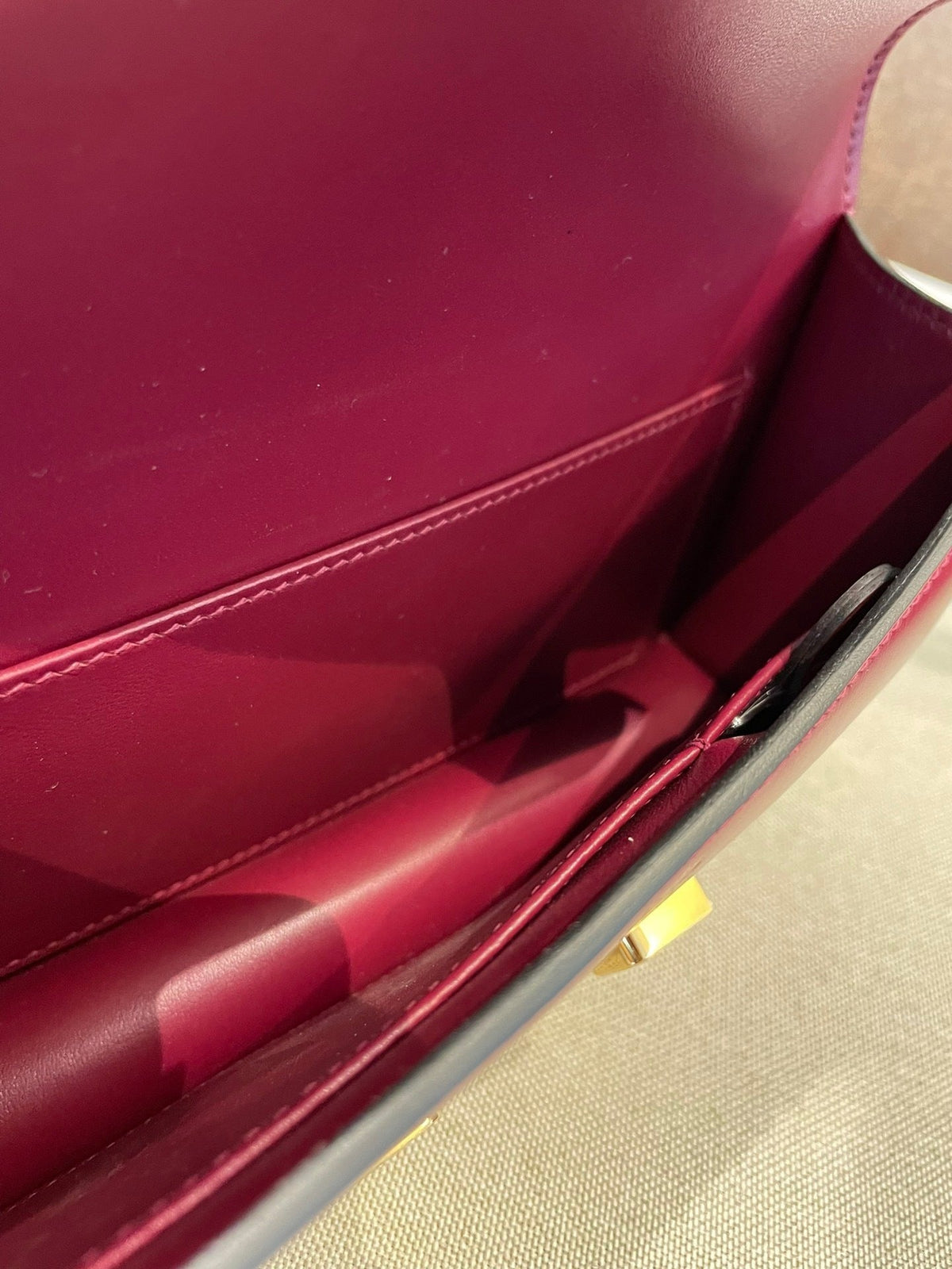 BURGUNDY SMOOTH FINISH CROSSBODY BAG