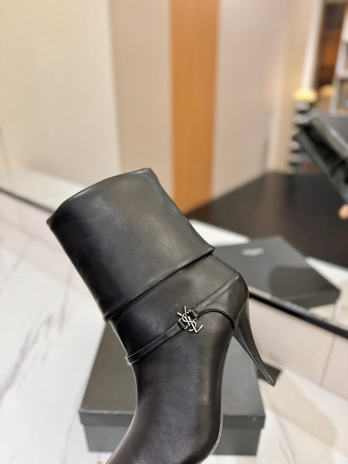 BLACK POINTED HEEL BOOTS