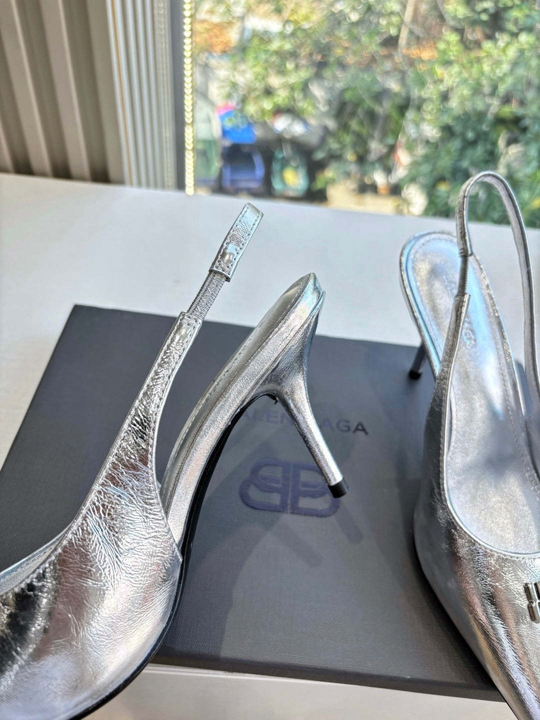 METALLIC SILVER POINTED-TOE SLINGBACK STILETTO HEELS