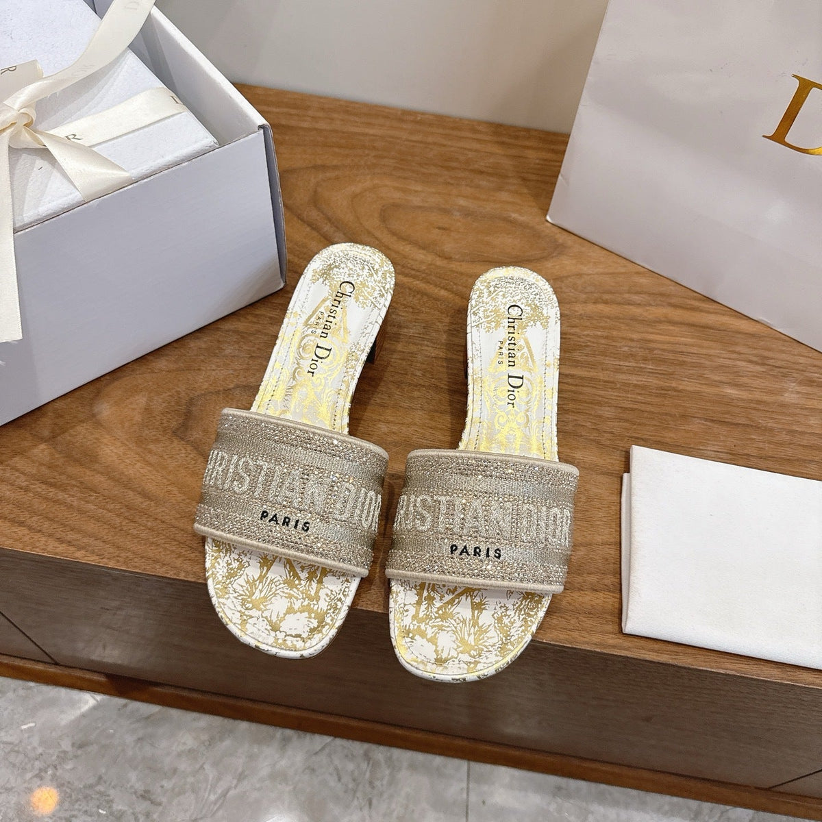 GOLD TOILE PRINT LOGO SLIDE SANDALS