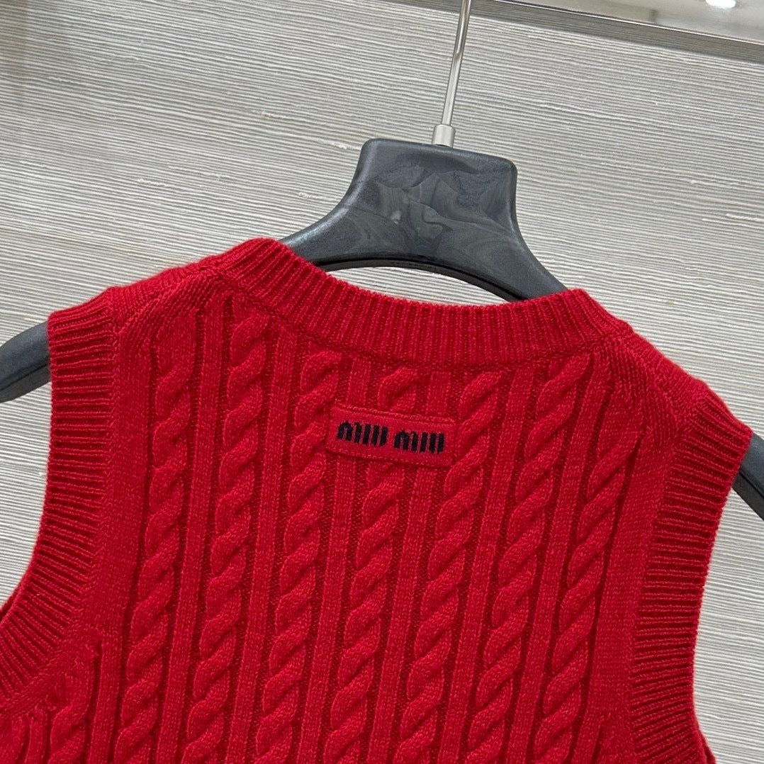 CABLE KNIT SLEEVELESS SWEATER