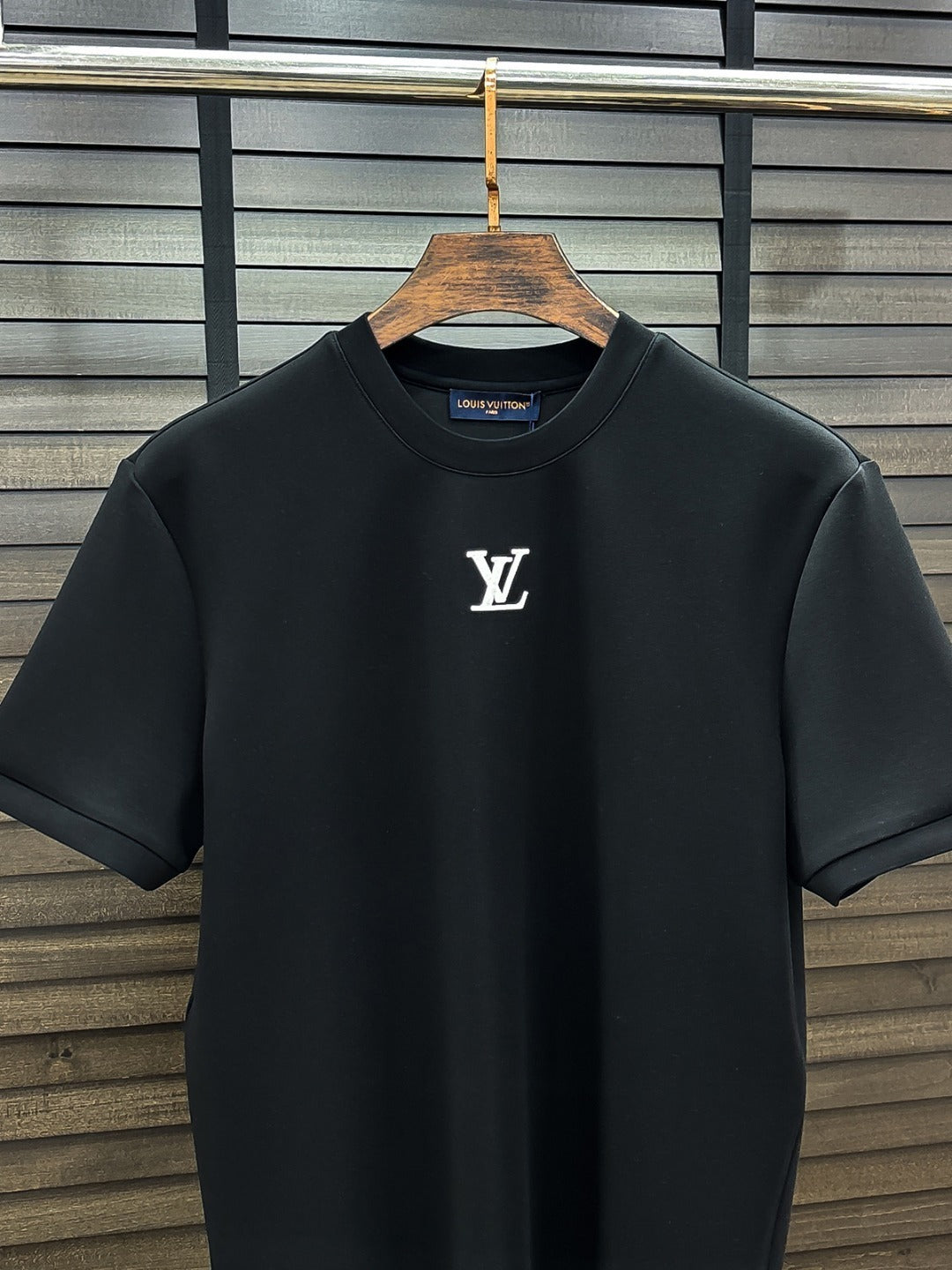 MINIMAL EMBROIDERED SHORT SLEEVE T-SHIRT
