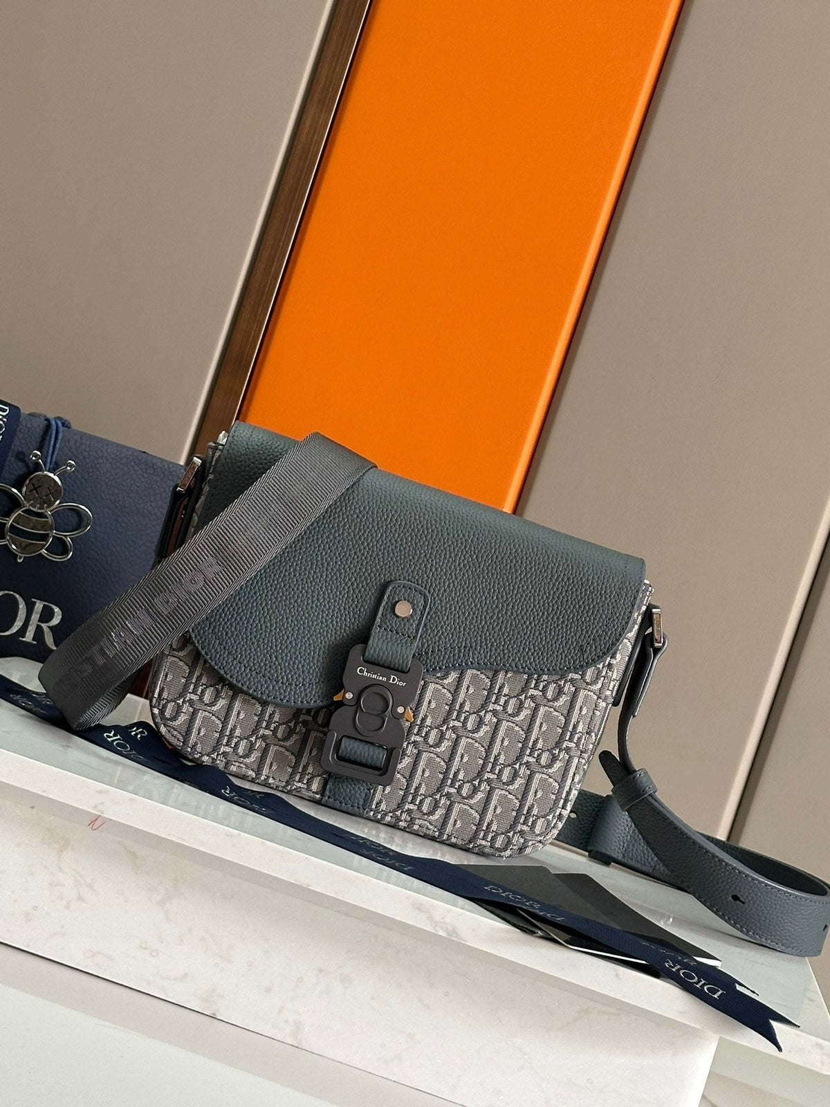 TEXTURED CROSSBODY BAG WITH FLAP CLOSURE