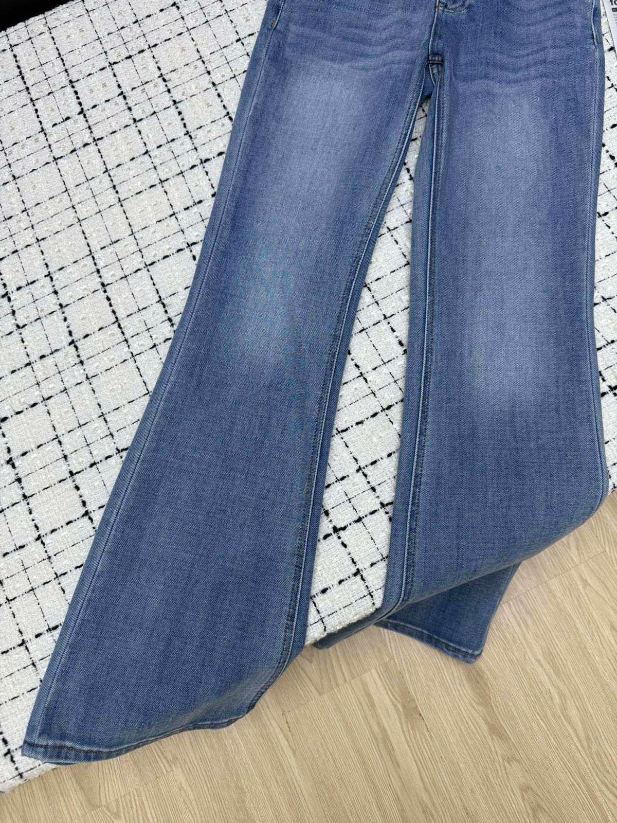 CLASSIC HIGH-RISE FLARED DENIM JEANS