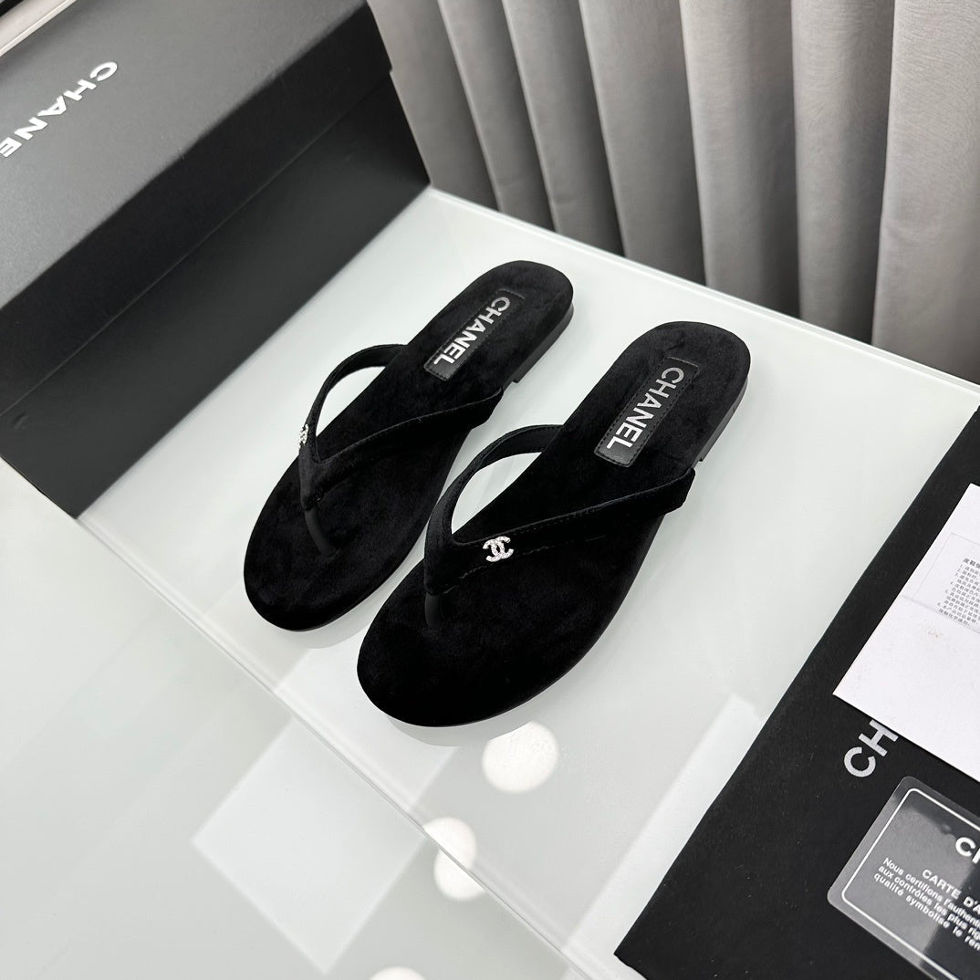 BLACK FLIP FLOPS