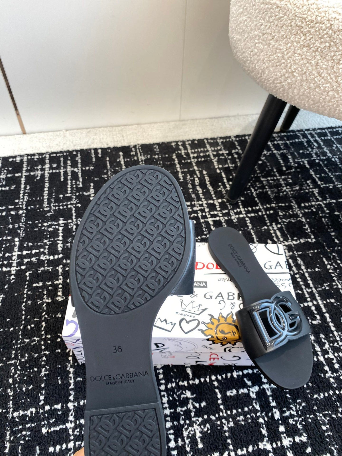 BLACK LOGO RUBBER SLIDES