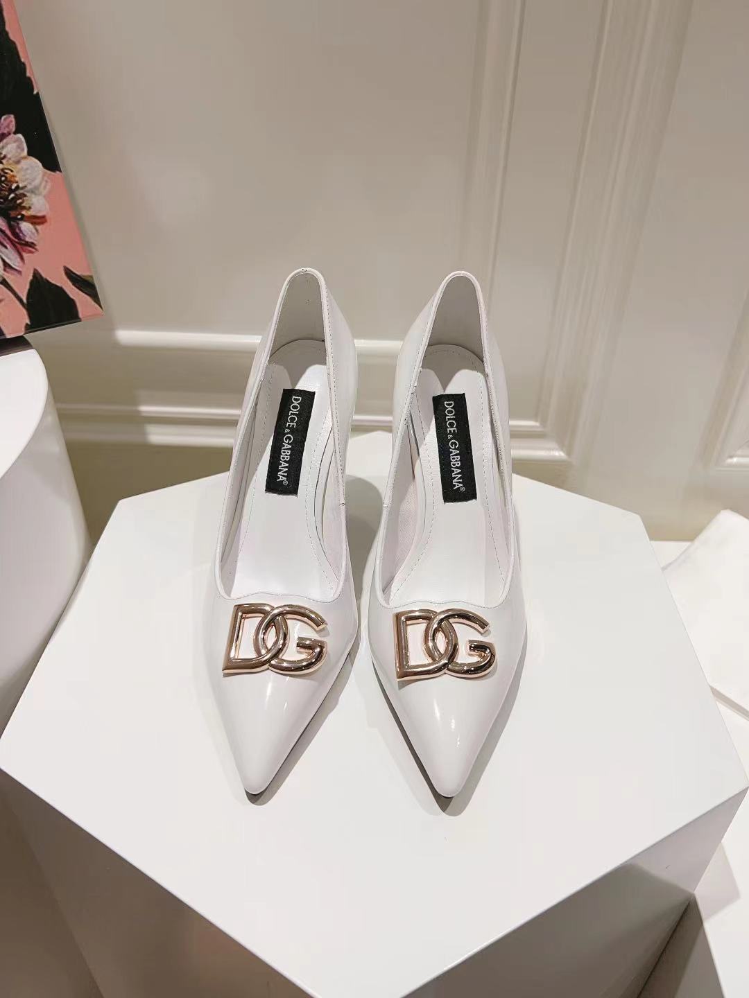 WHITE PATENT POINTED TOE HEEL PUMPS