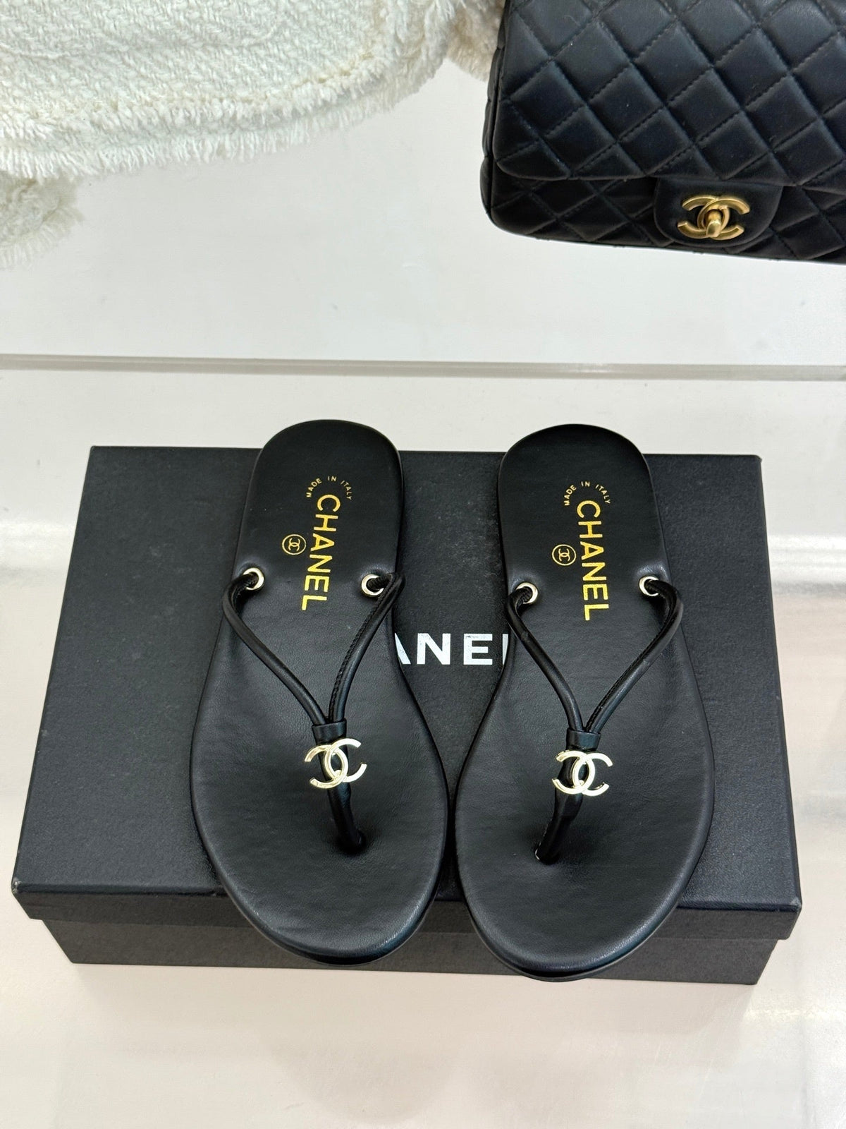 BLACK MINIMAL THONG SANDALS