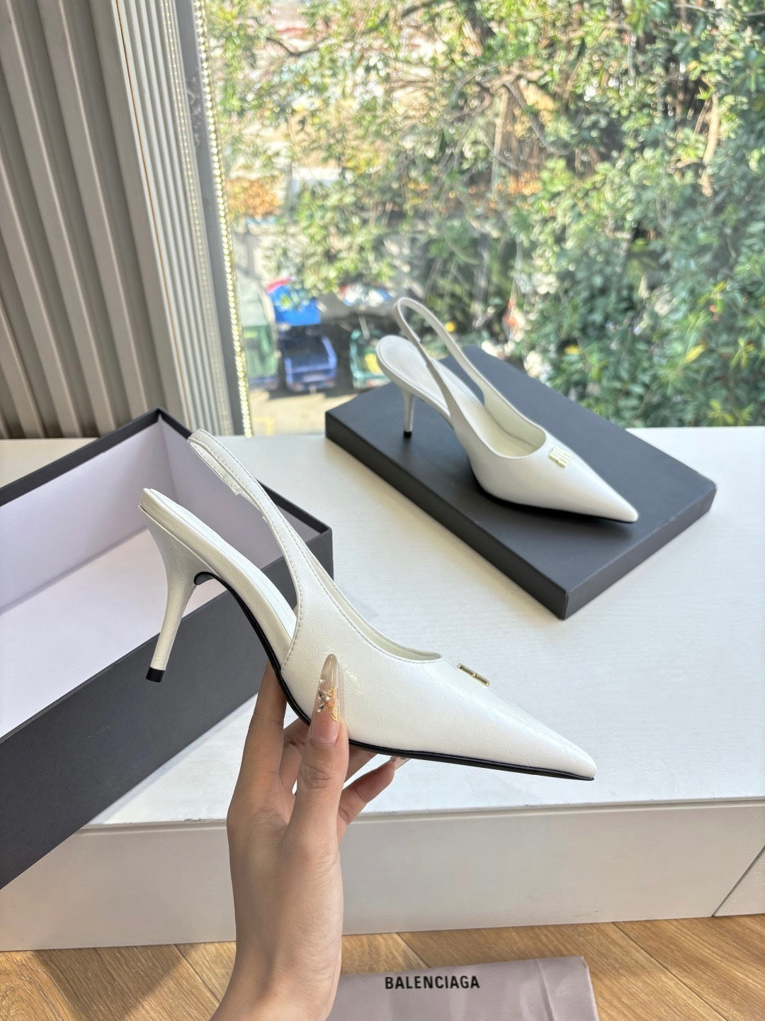 ELEGANT WHITE POINTED-TOE SLINGBACK HEELS