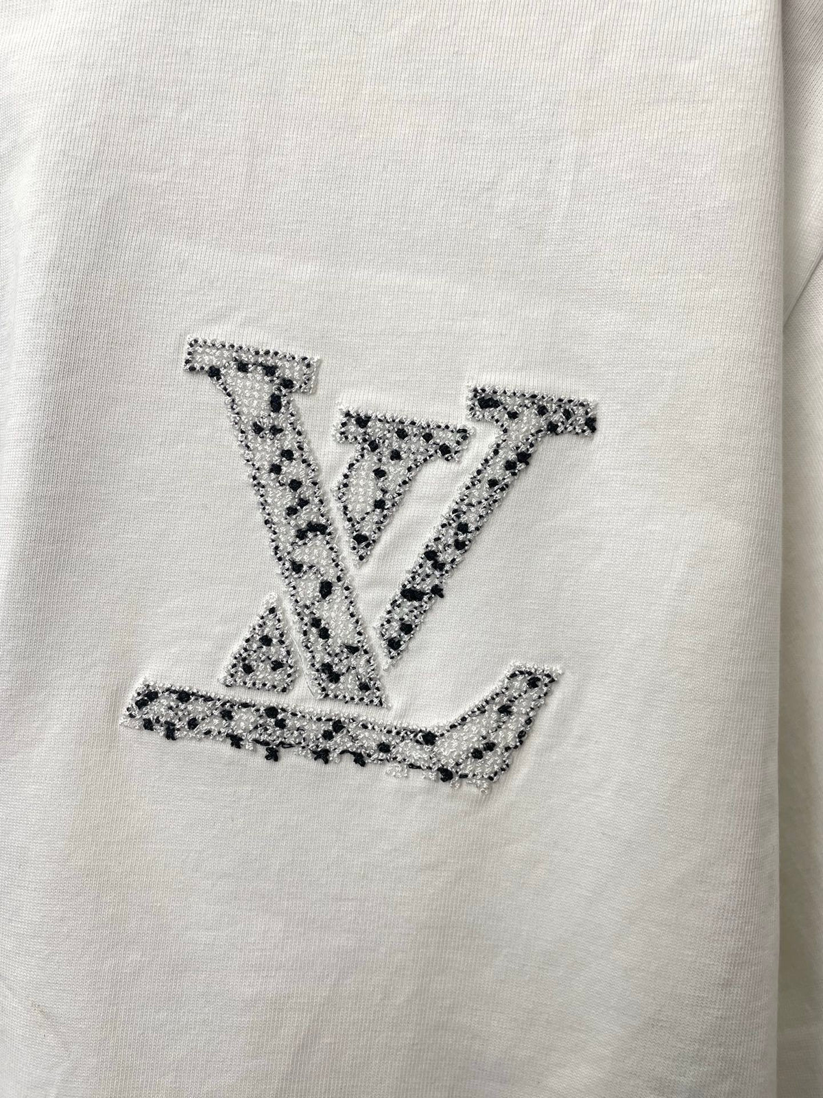 MINIMAL SHORT-SLEEVE T-SHIRT WITH EMBELLISHED CHEST DETAIL