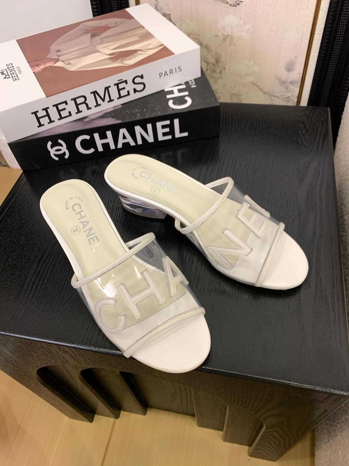 CLEAR LOGO STRAP FLAT SLIDES – WHITE