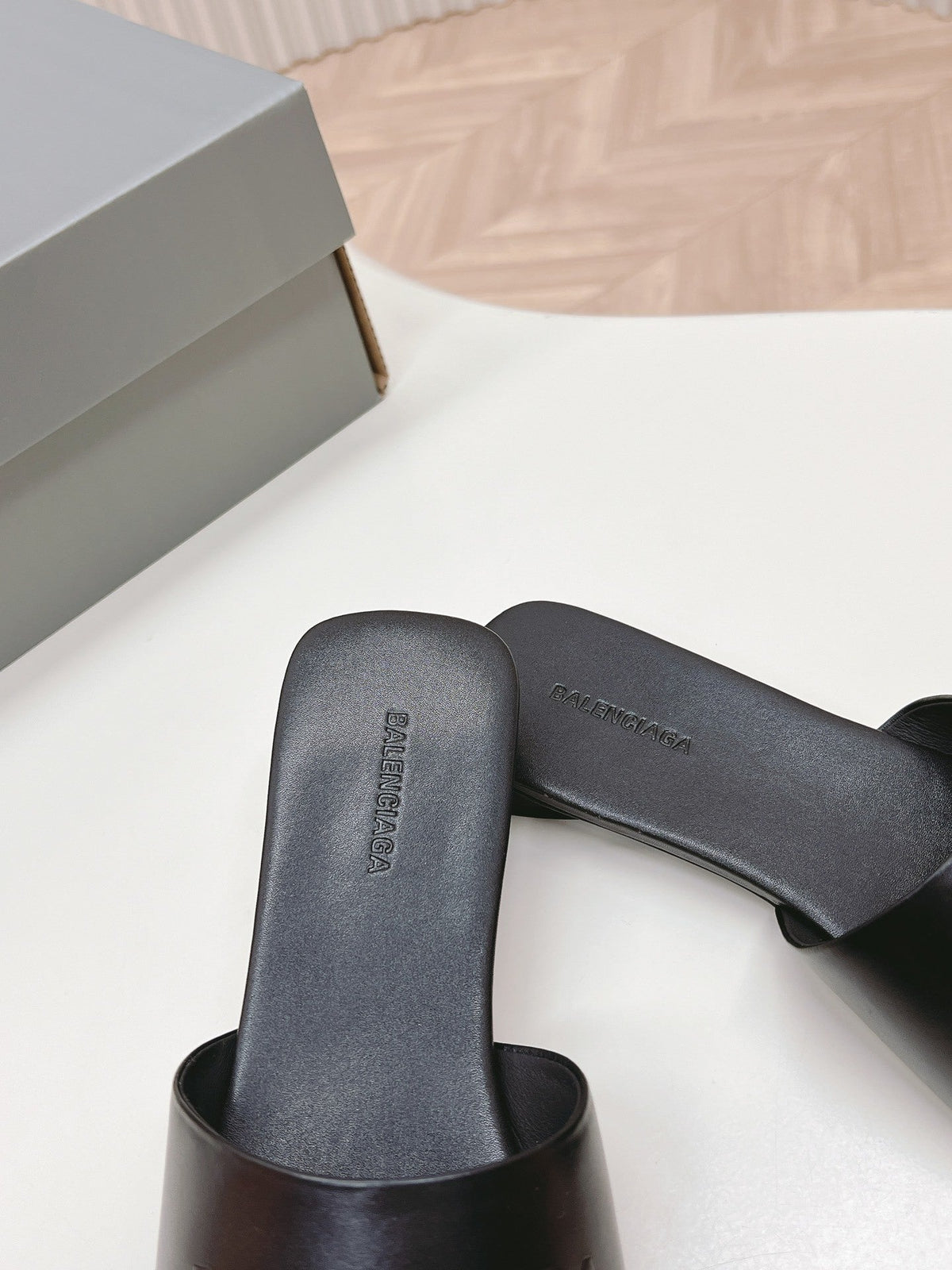 BLACK MINIMAL FLAT MULES