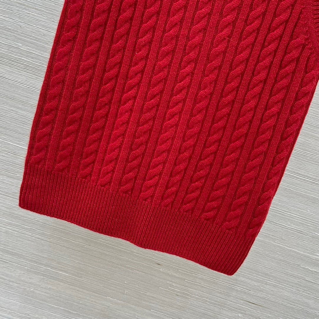 CABLE KNIT SLEEVELESS SWEATER