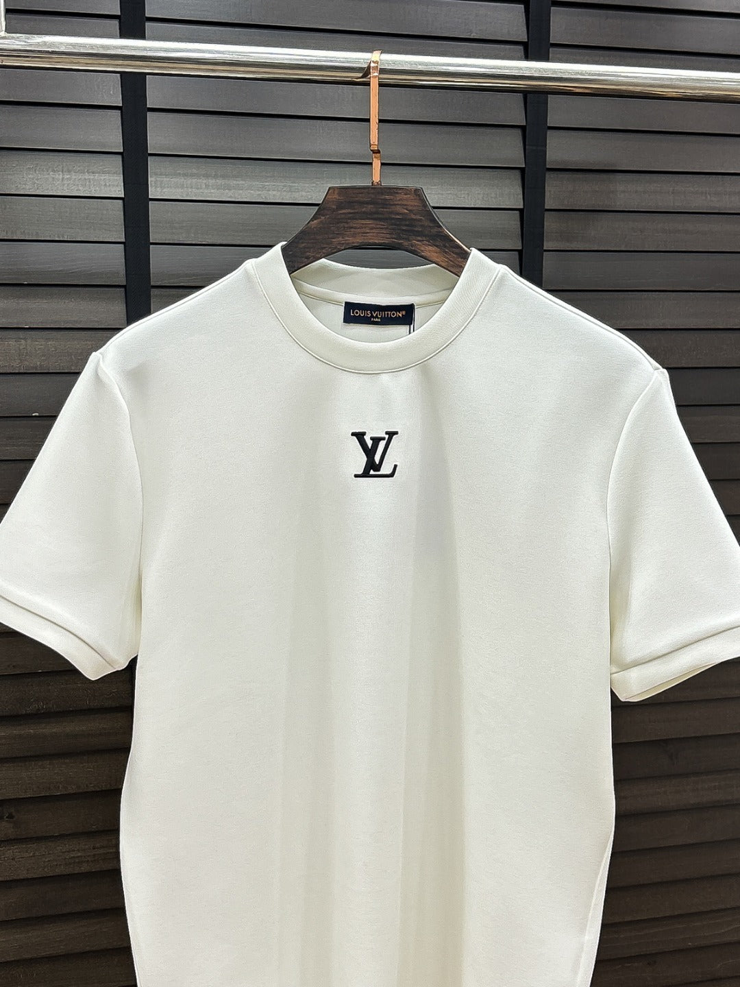 MINIMAL EMBROIDERED SHORT SLEEVE T-SHIRT