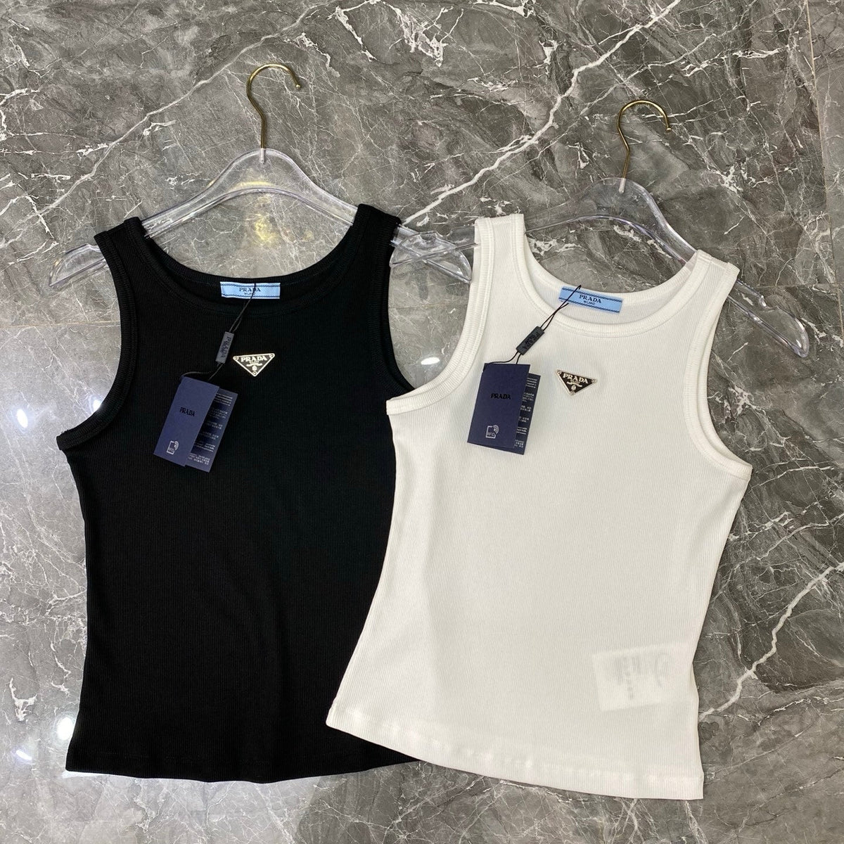 RIBBED BASIC TANK TOP WITH METAL LOGO