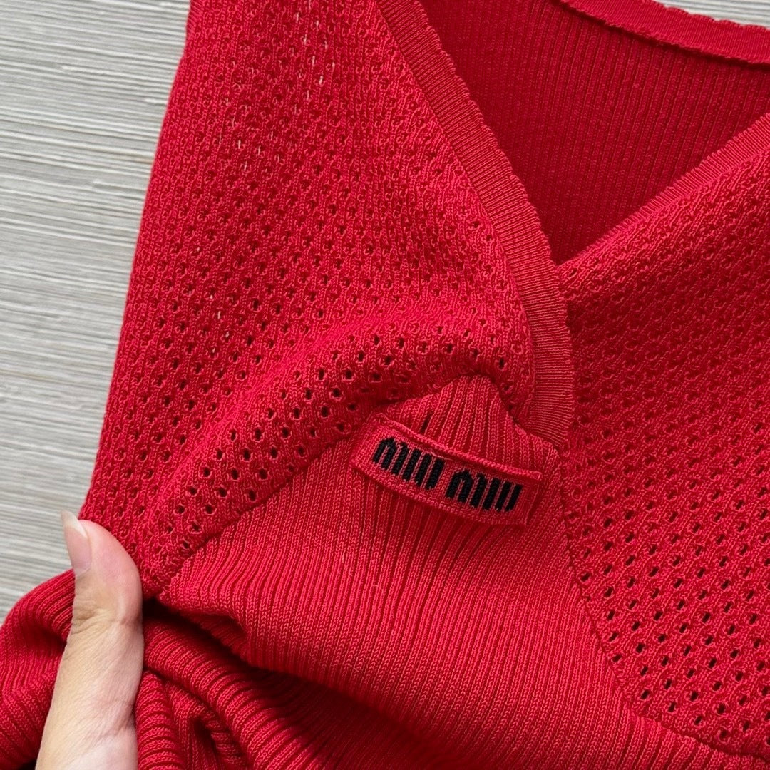 RIBBED KNIT V-NECK CAMI TOP