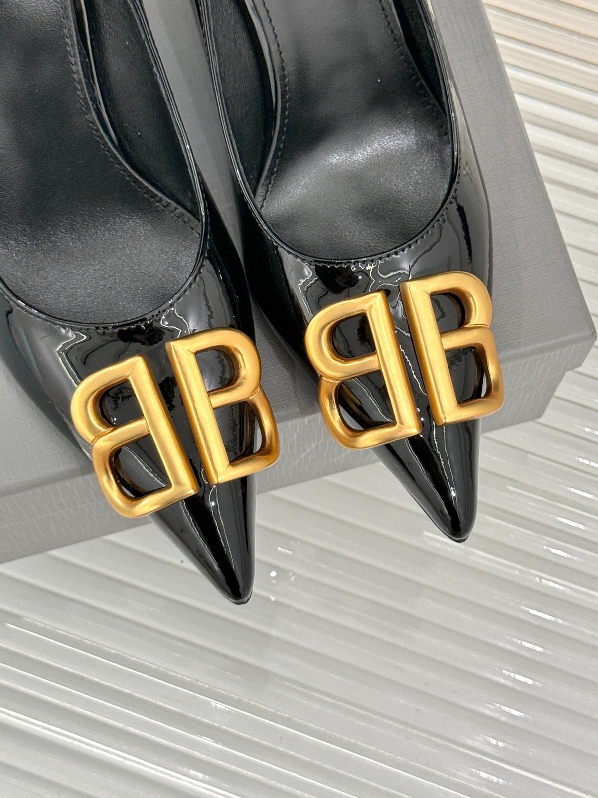 BLACK PATENT POINTED HEELS