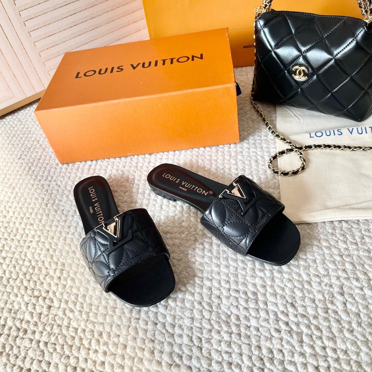 QUILTED LEATHER LOGO SLIDE SANDALS – BLACK