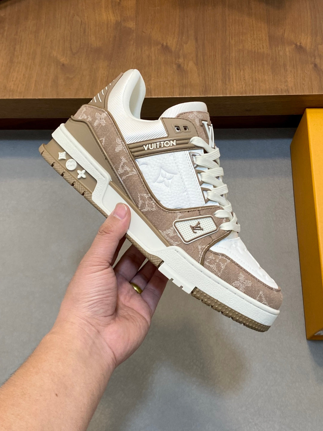 TWO-TONE LOW-TOP SNEAKERS